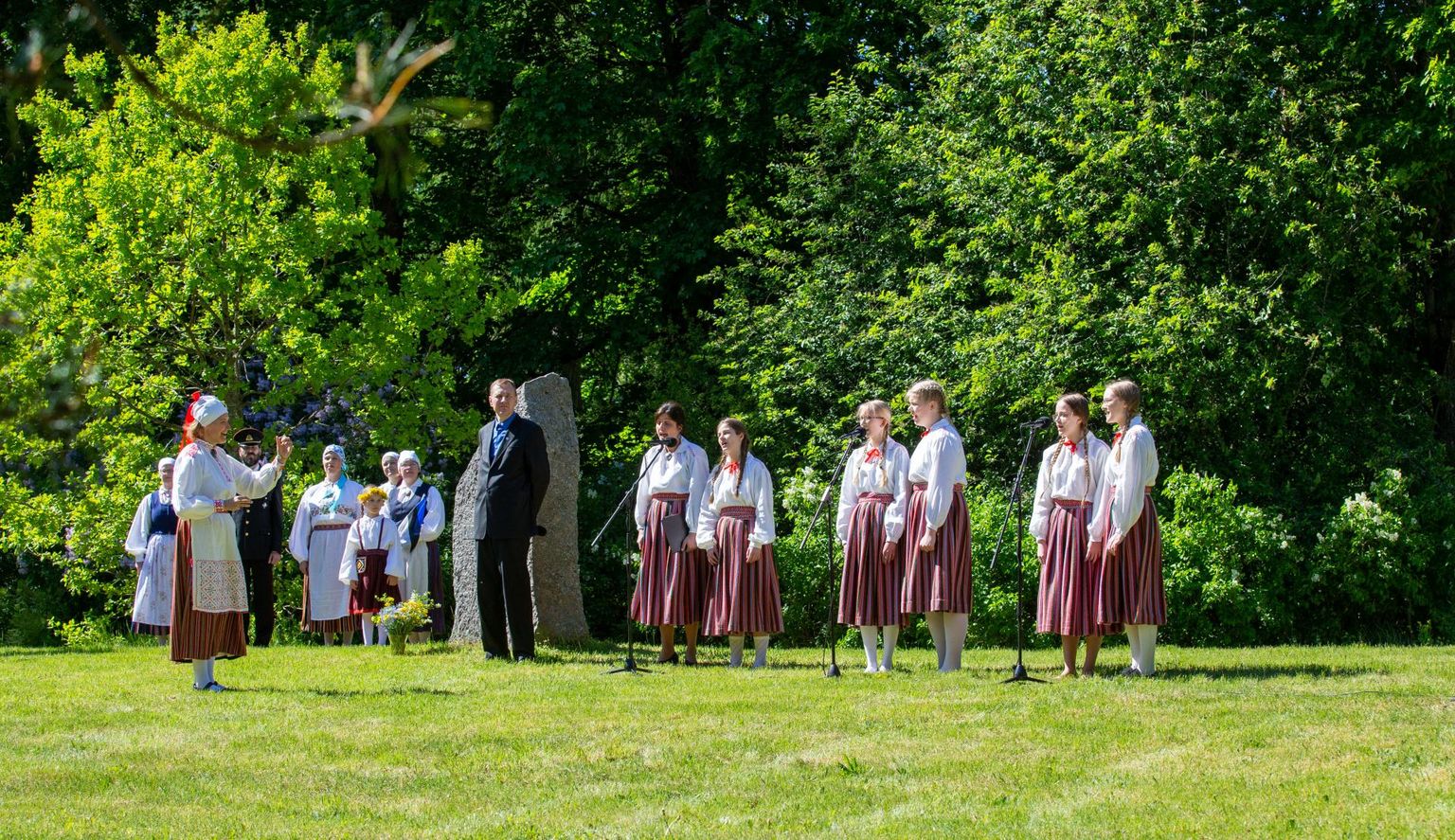 Luunja vallas Kabina külas lastelaulupeo mälestuskivi juures laulis neidudeansambel, dirigeeris Eve Paap.