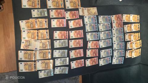 V Salaspilsu trgovec z nelegalnimi cigaretami med begom poškodoval štiri avtomobile