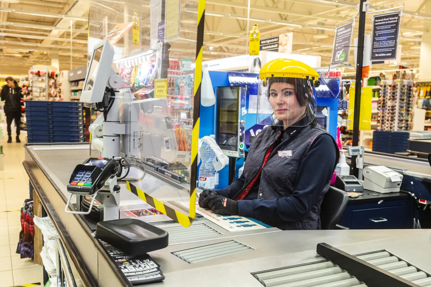 Tallinn, 23.03.2020
Maxima ehitas kassiiridele turvaseinad.

Maxima are putting up plexiglass shields to protect cashiers and customers from possibly infecting each other with the novel coronavirus.