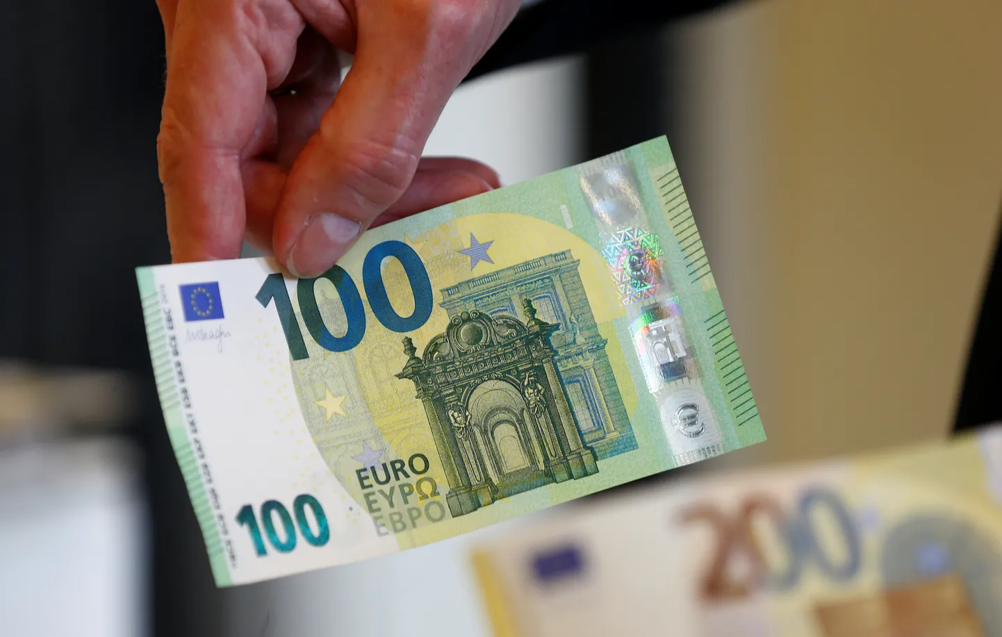Новые банкноты номиналом по 100 и 200 евро.