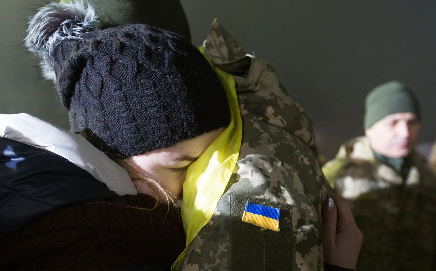 Sõjavangistusest pääsenud Ukraina sõdur koos oma naisega Borispoli lennuväljal Kiievi lähistel 28. detsembril 2017.