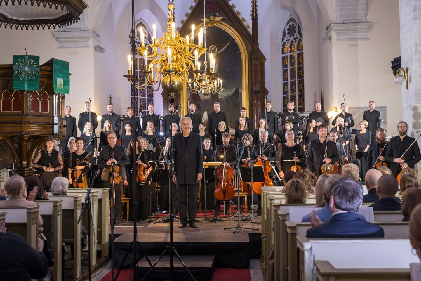 Pärast sarja avakontserti ulatab Gerts taktikepi maestro Tõnu Kaljustele, kelle juhatusel esitab Eesti Filharmoonia Kammerkoor järgmised sarja «Pöörane Bach» kontserdid