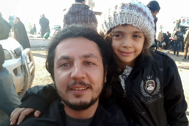 Bana Al-Abed pärast Aleppost pääsemist koos päästetöötajaga