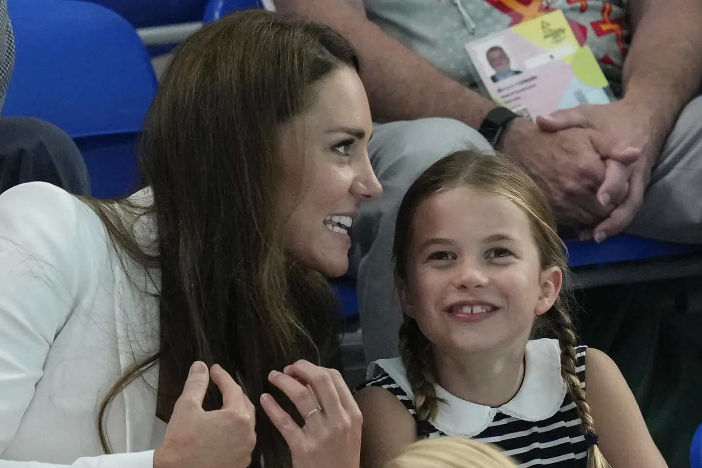 Kate ja Charlotte mullu augustis spordivõistlust vaatamas.