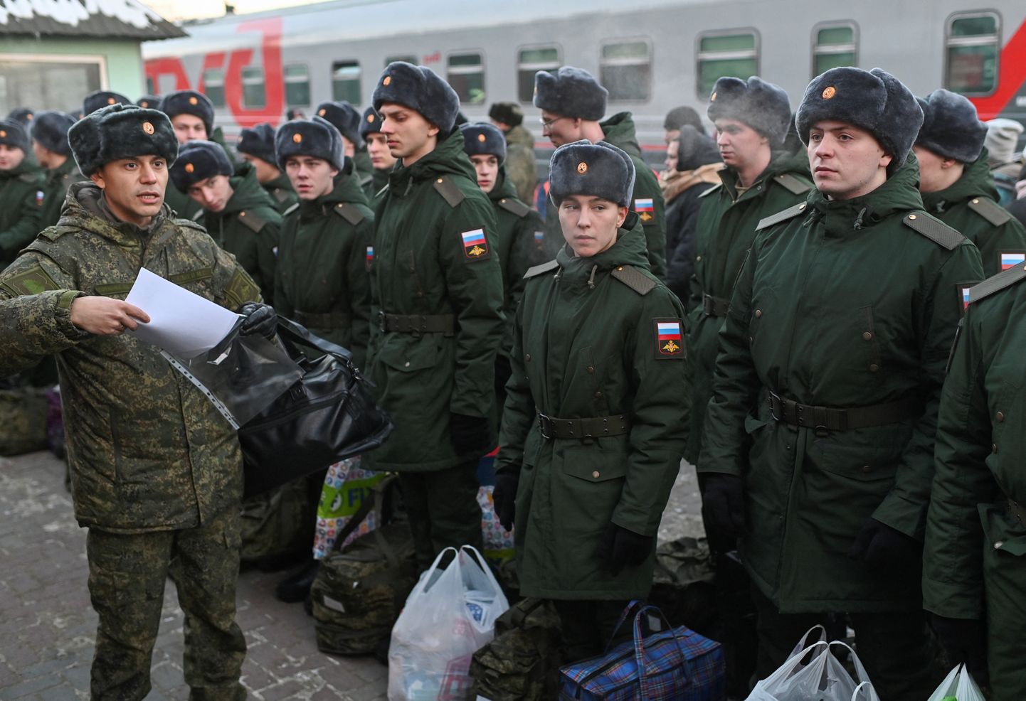 Värvatud Vene ajateenijad enne rongileminekut Omskis.