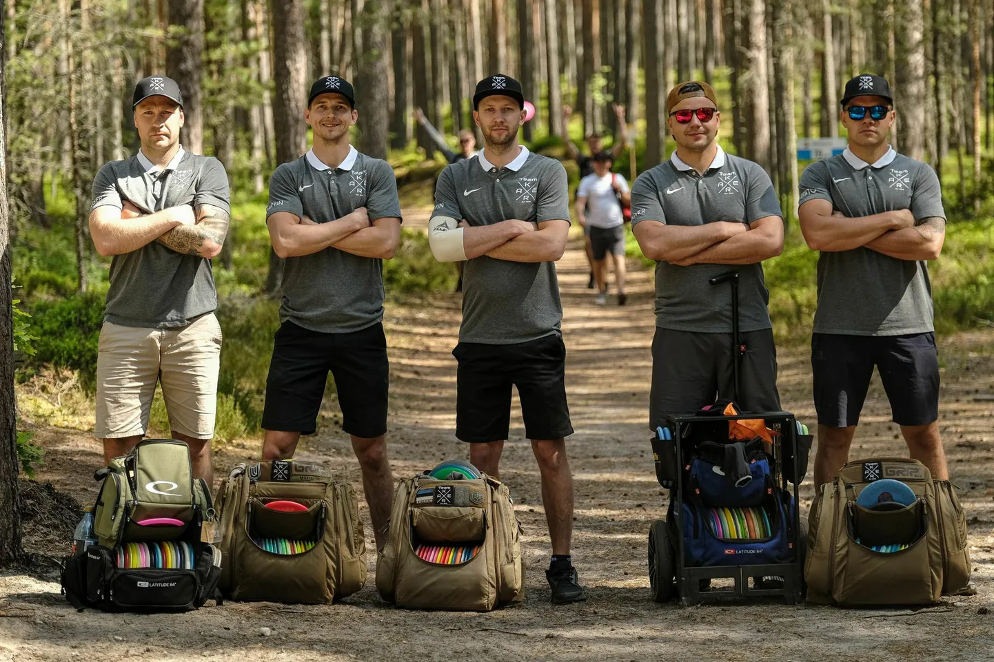 Kettagolfifestivali lõppvõistluseks koguneti Jõulumäe mändide alla.