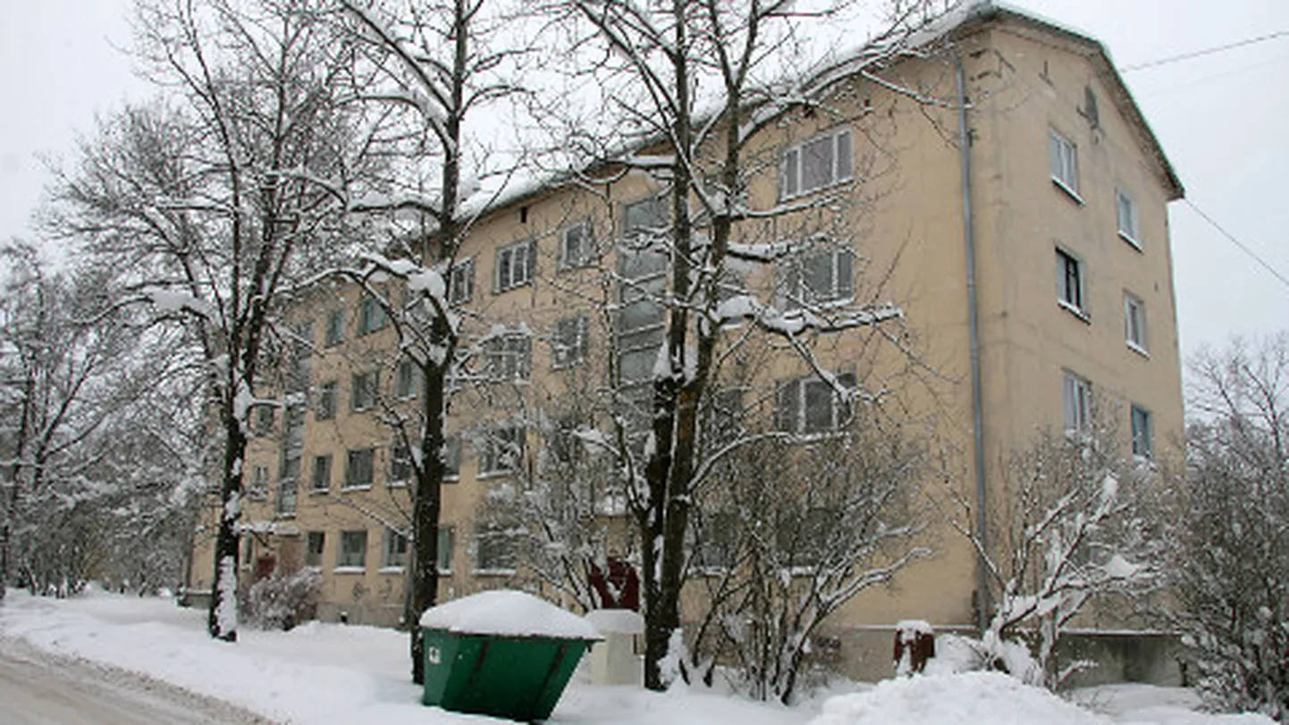 See Vahtra 23 asuv kütteta maja Kohtla-Järve Järve linnaosas sai möödunud talvel linna soojakriisi sümboliks.