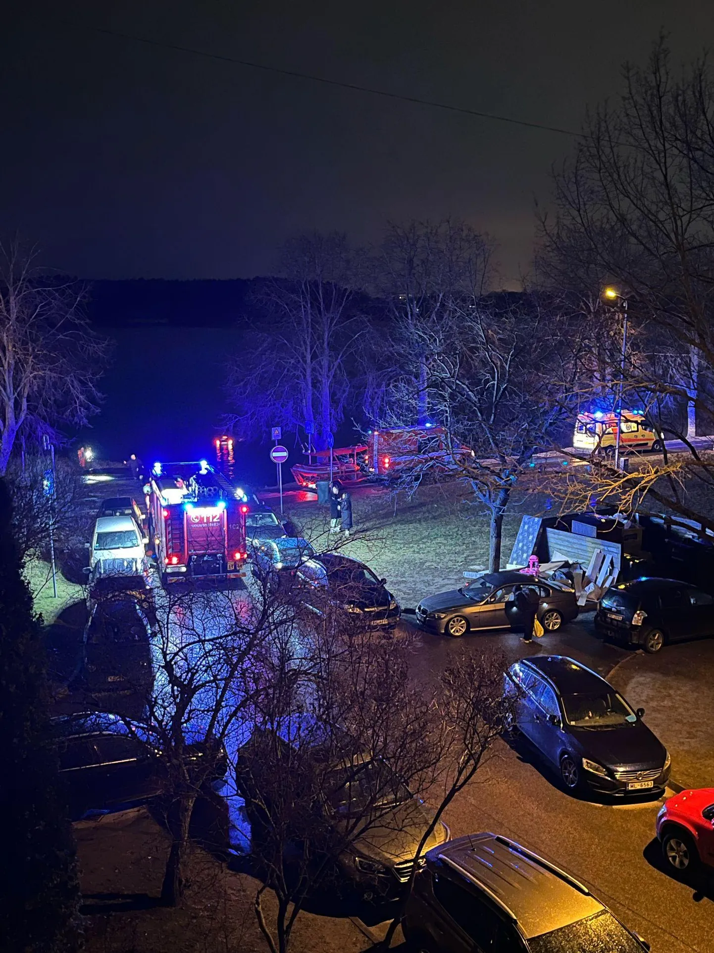Rīgā Daugavā ieripojusi automašīna