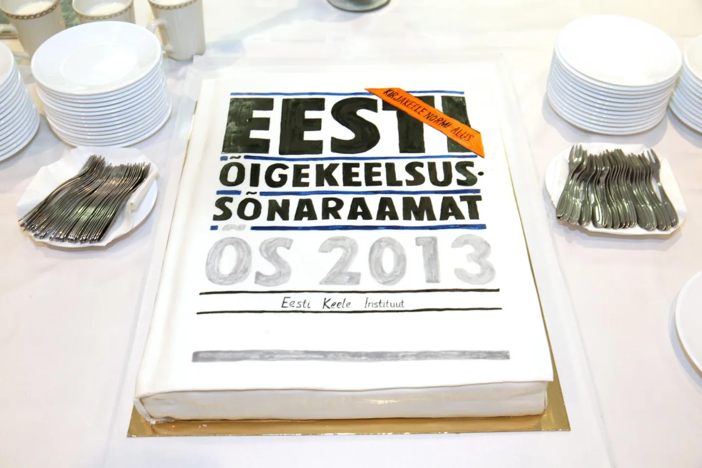 Eesti Keele Instituudis esitleti uut Eesti Õigekeelsussõnaraamatut (2013).&nbsp;Toonase teose tordivariant.
FOTO: Peeter Langovits/pm/scanpix