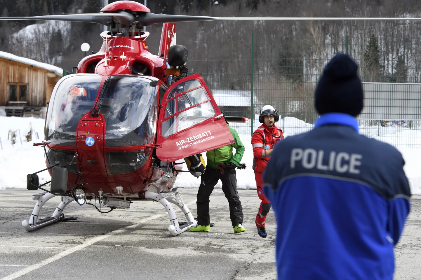 Politseiametnik vaatab päästeteenistuse Air Zermatti helikopteri maandumist 2018. aastal.