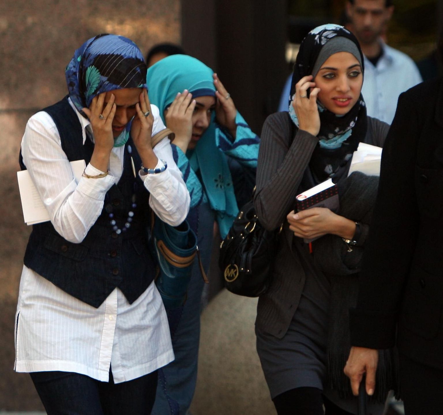 Terrorismi toetamise eest vangi mõistetud meeste tütred pärast kohtuotsuse teatavakstegemist.