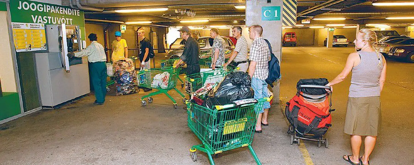 Sikupilli Prisma taaraautomaadi juures ootasid inimesed eile kannatlikult, et saaks pudelid lõpuks automaati pista.