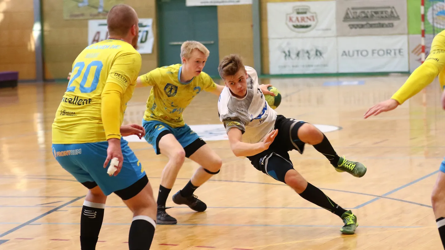 Tõnis Kase (palliga) viskas üheksa väravat ning viis Põlva Coopi veerandfinaalis Viljandi HC vastu ette.