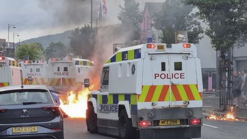 Антимигрантские акции после убийства девочек в Саутпорте: арестованы более 100 человек, беспорядки перекинулись на Белфаст