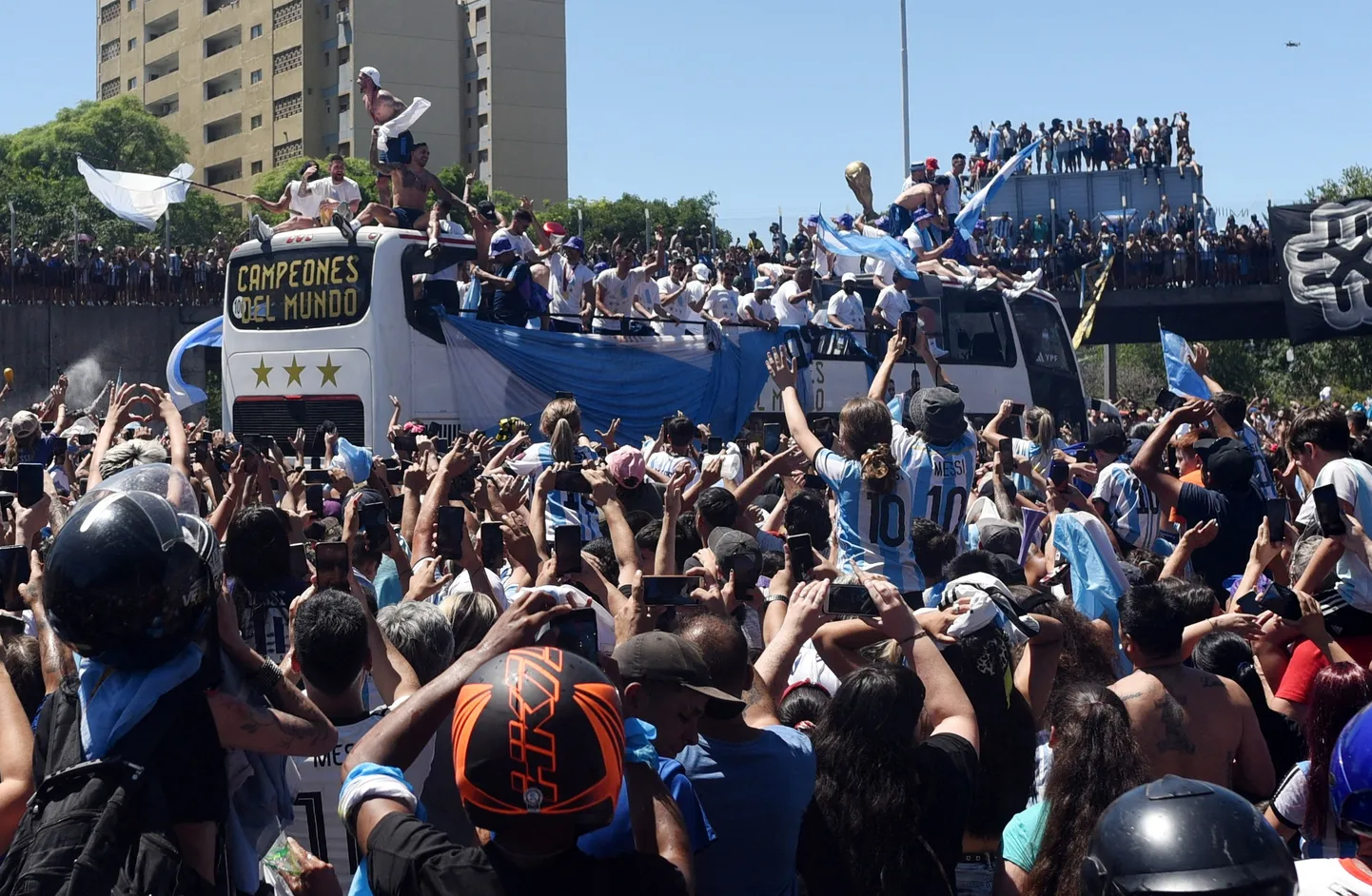 Argentina jalgpallikoondise võiduparaad Buenos Aireses.