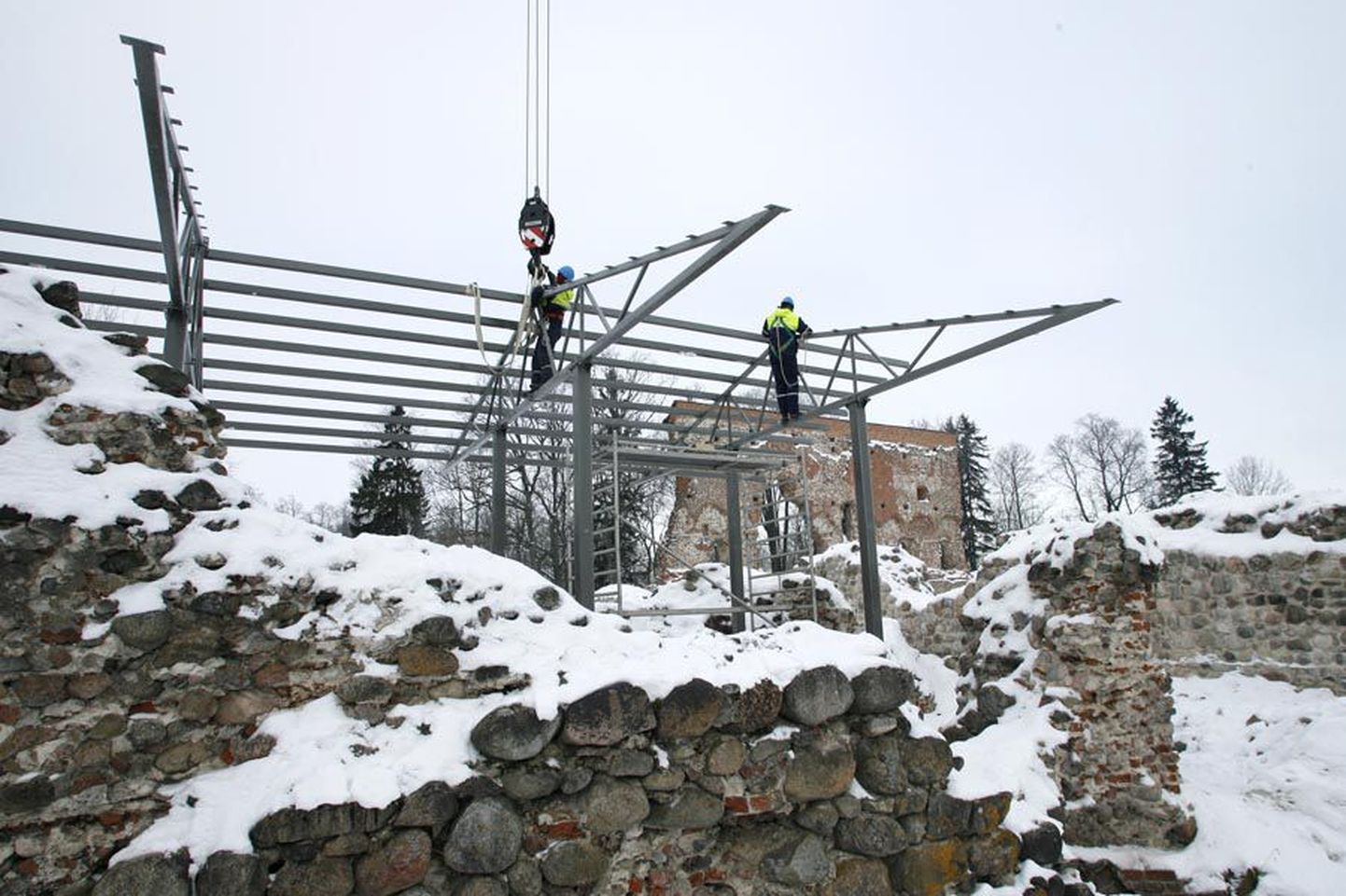 Viljandi linnavalitsus laseb lossivaremete säilitamise huvides rajada katuse kunagise ordulossi ühele huviväärsusele.
