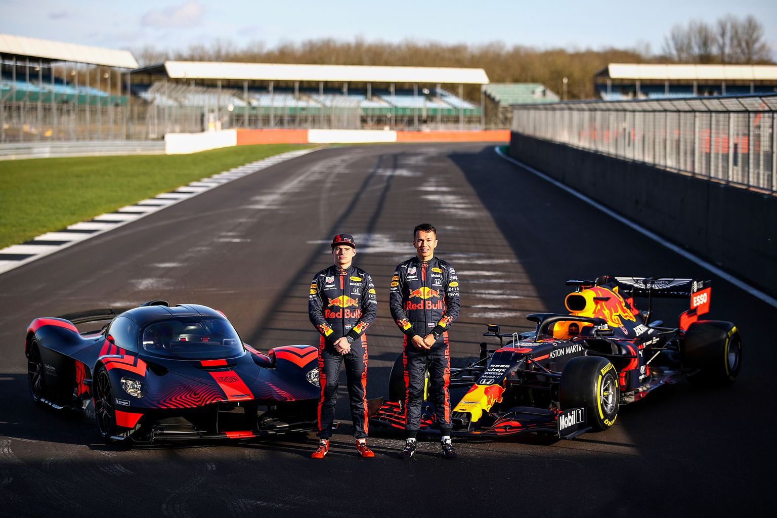 Formula 1 piloti Makss Verstapens un Alekss Albons izmēģina Aston Martin Valkyrie prototipus