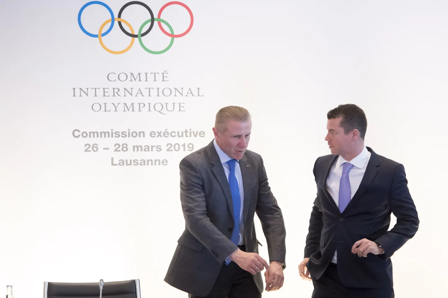 ROKi spordidirektor Kit McConnell (paremal), rääkimas Sergi Bubkaga  ROKi juhatuse miitingul