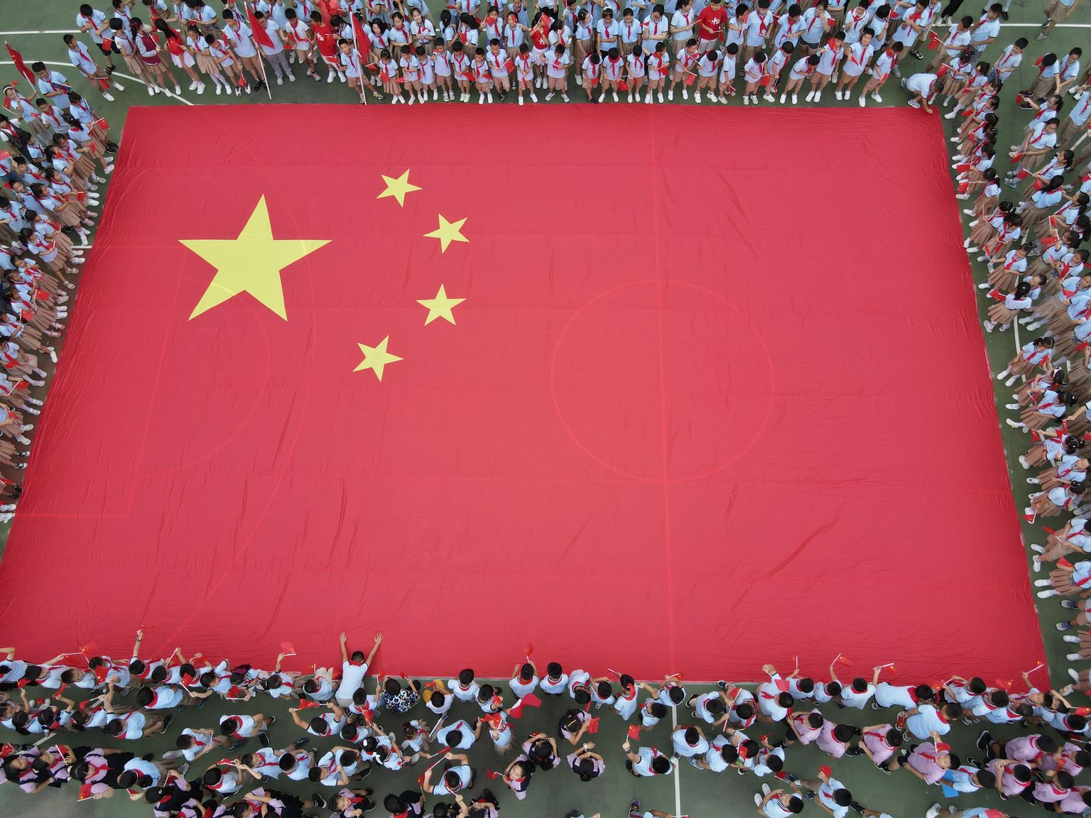 Hiina on sel aastal lastele suunatud sisu tsenseerima hakanud. Eilne patriotismi õpetuse tund Xinchengi põhikoolis Hefei linnas.