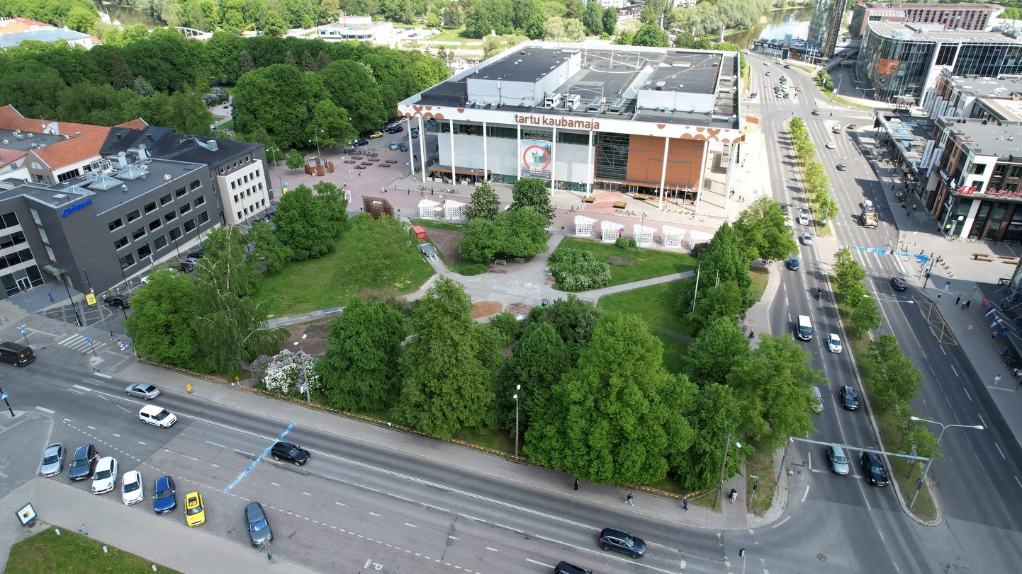 Kaubamaja hoone hävitas vaate Vanemuise suurest jalutusruumist alla Emajõe poole ja arhitektuurilisele pärlile, turuhoonele. 23.05.2023, Tartu.