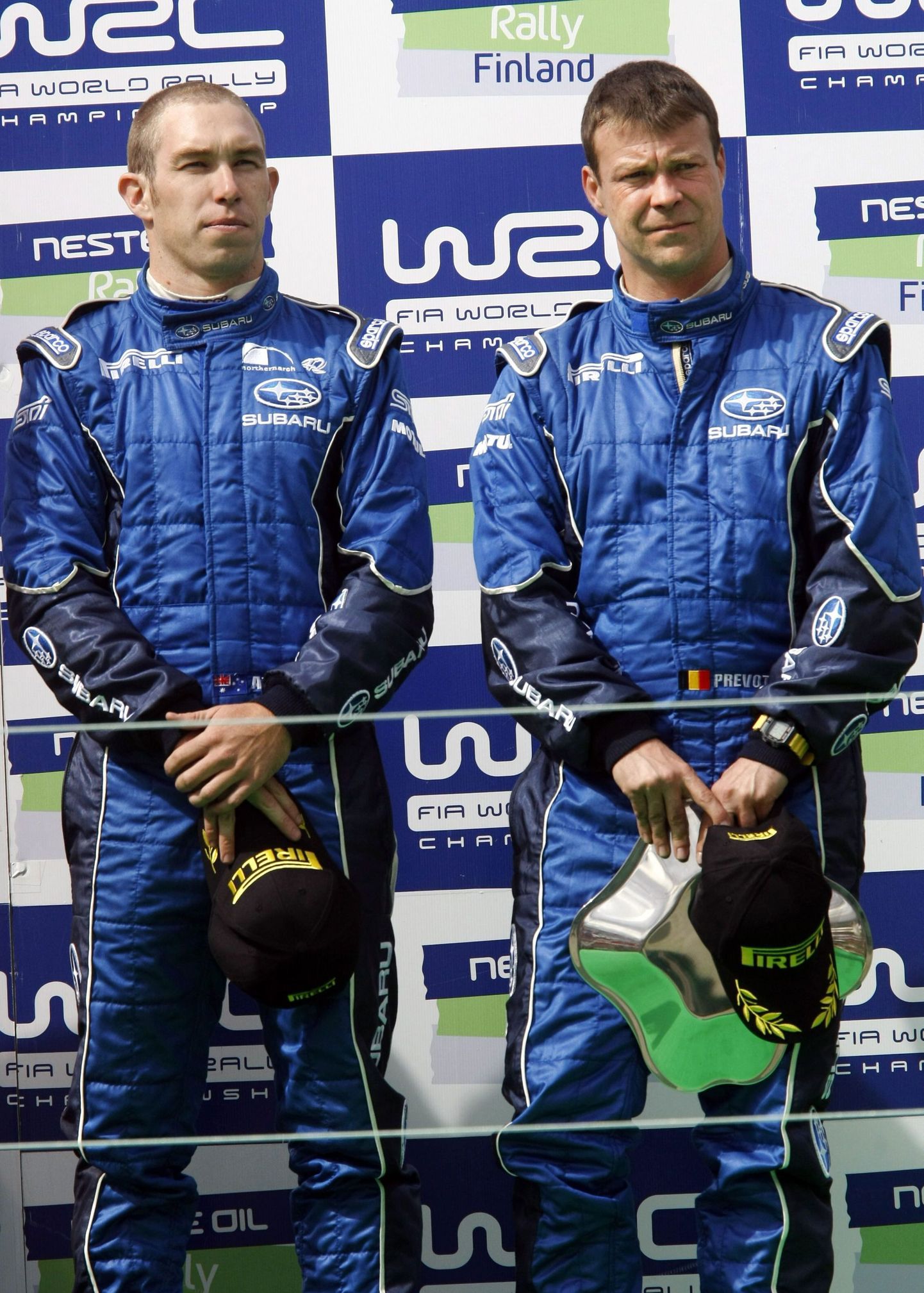 Chris Atkinson (vasakul) Subaru rõivais.