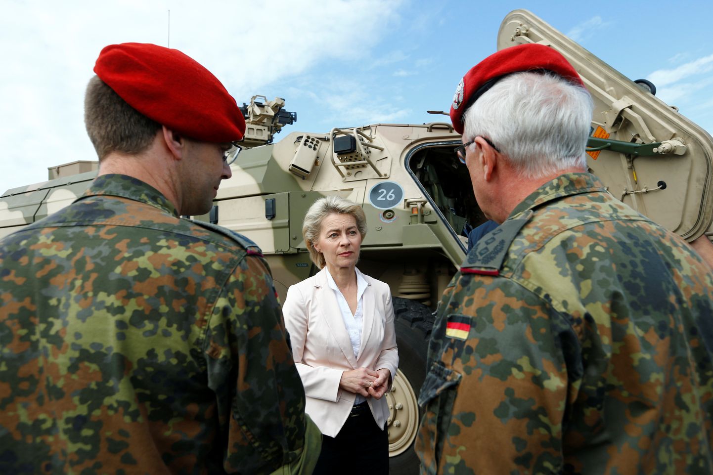 Saksamaa kaitseminister Ursula von der Leyen kohtumas Bundeswehri sõjaväelastega.