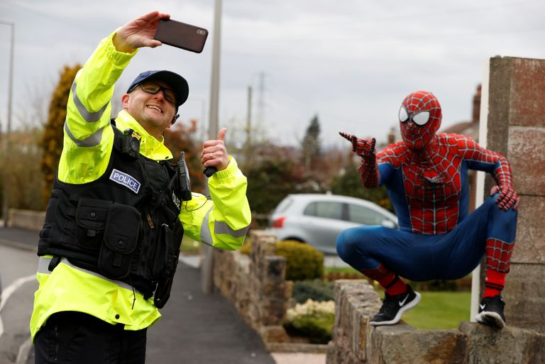 Politseiinspektor Alex Taylor poseerib Ämblikmehega