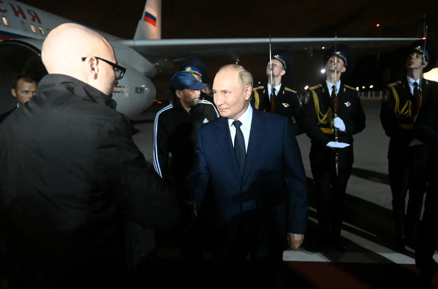 Путин встретил вернувшихся после обмена россиян