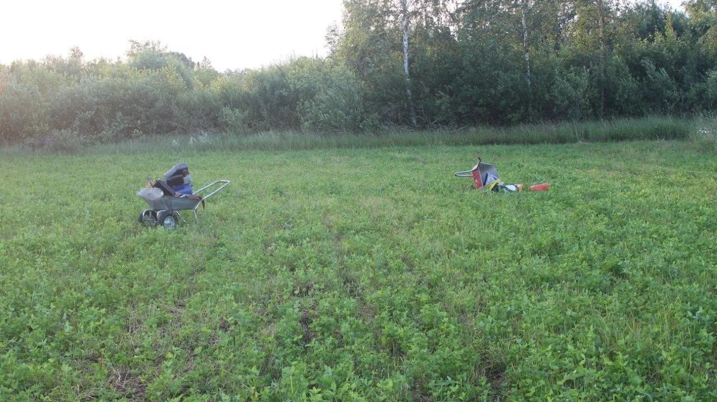 Juuli algul varastasid kaks meest Mõisakülas esmalt kaks käru ja siis kõiksugu kraami, aga jäid kriuksuvat käru läbi väikelinna veeretades kohalikele vahele. Põgenevad vargad jätsid saagi Mõisaküla ääres asuvale põllule ja jooksid Läti pinnal asuvasse võssa.