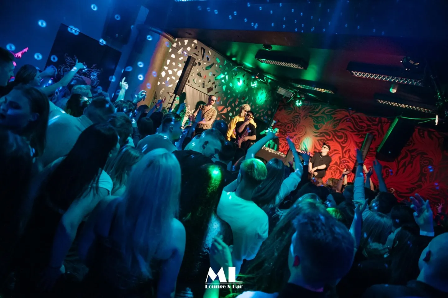 Alates kolmapäevast ei kehti enam üritustel osalejate piirarvud. Pildil pidu Rakveres klubis MLounge & Bar.