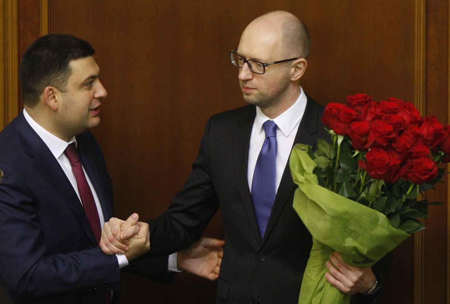 Ukraina praegune parlamendispiiker Volodõmõr Groisman (vasakul) ja ametist lahkuv peaminister Arseni Jatsenjuk 2014. aastal.