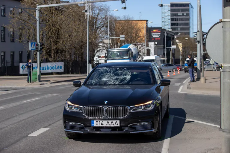 Liiklusõnnetus Pärnu maanteel, kus nooremapoolne mees ületas arvatavasti keelava tulega sõiduteed ja sai löögi sõiduautolt BMW.