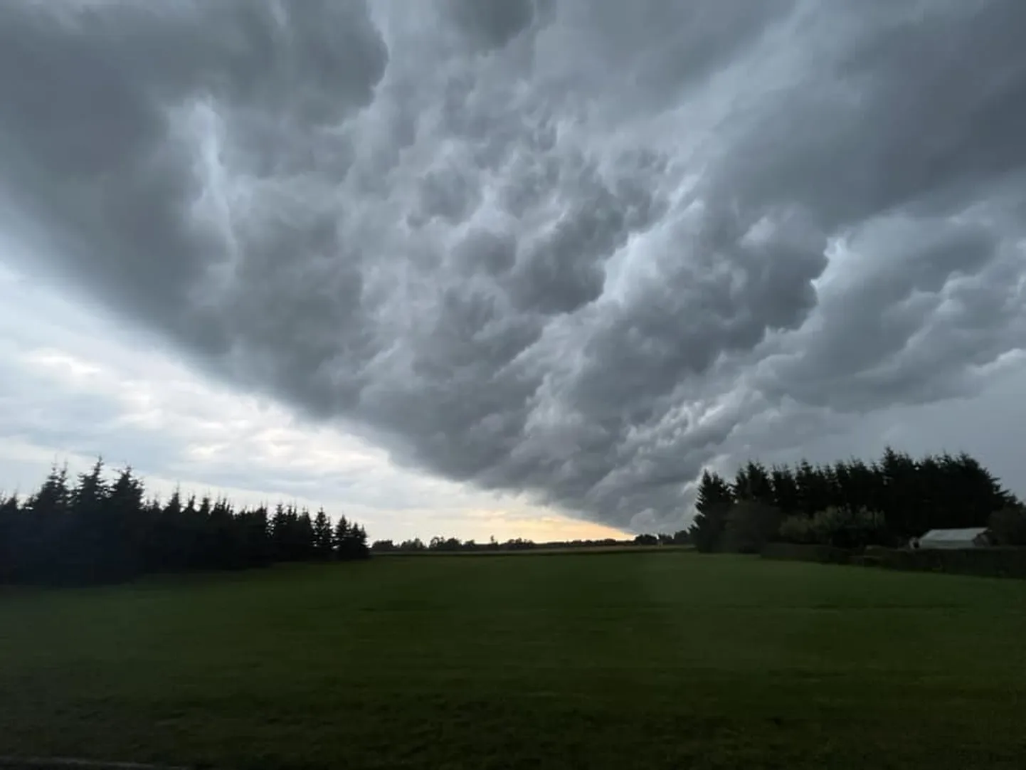 Riiulpilv Tartu kohal.
