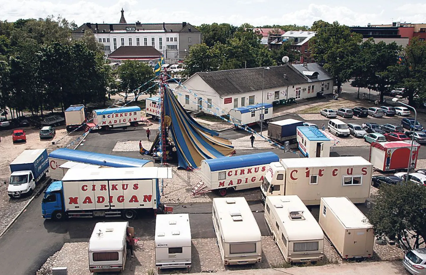 PK Arenduse korrastatud parkla sobib nii parkimiseks kui ürituste korraldamiseks.