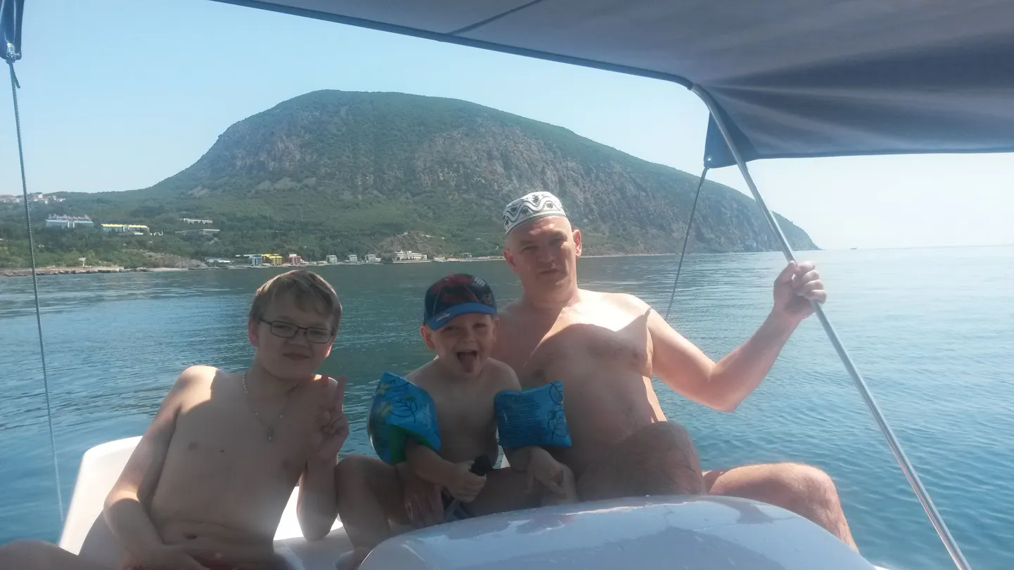 Parim viis merd nautida, kuid samas ka trenni teha, on rentida veesõiduk. Tunnine sõit maksab umbes 10 eurot. Pildil naudivad sõitu loo autor ja tema lapsed.