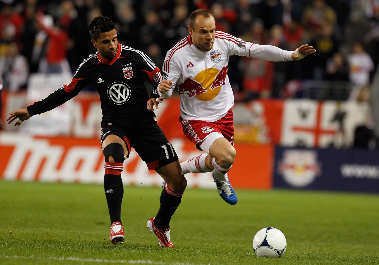 Joel Lindpere (paremal) heitlemas DC Unitedi mängumehe Marcelo Saragosaga.