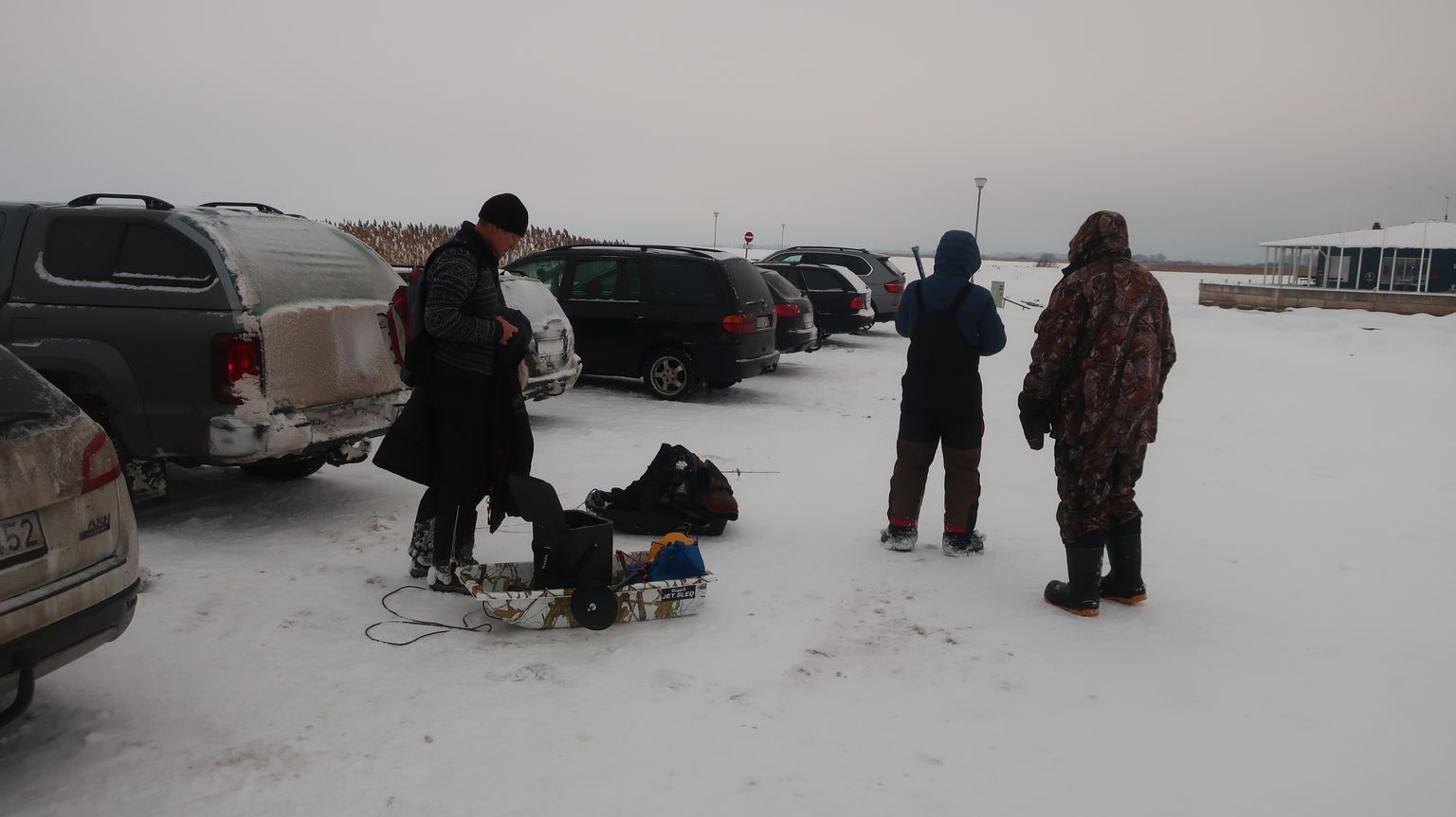 Keelatud on minna ka Lämmijärve jääle (fotol kalastajad Räpina sadamas).