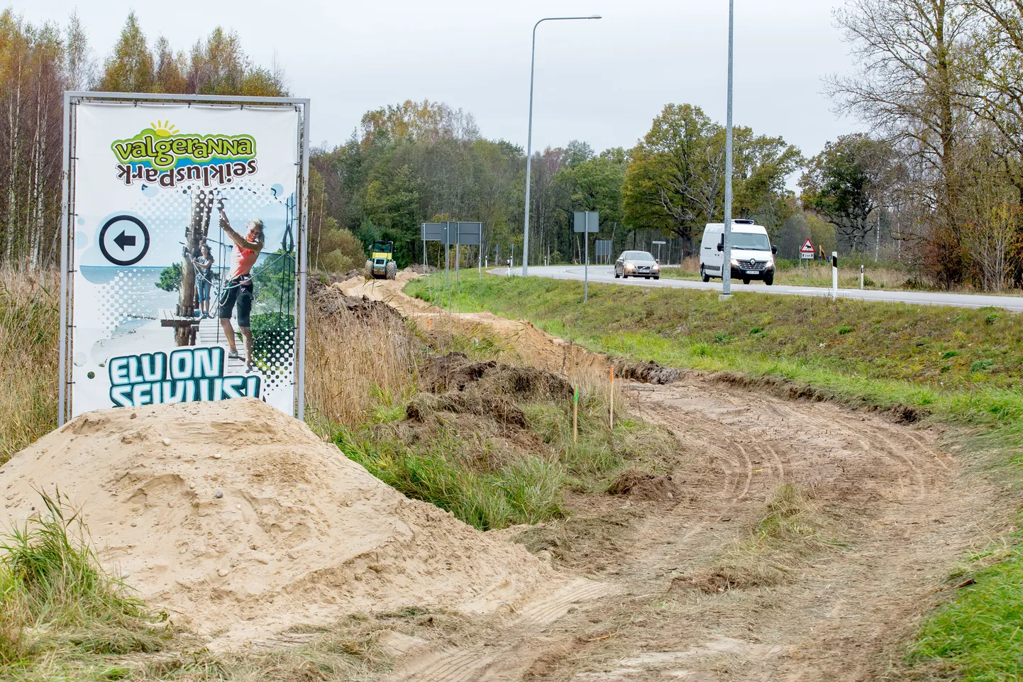 Kui tee-ehitus tuleval aastal valmis, pääsevad ratturid ja rulluisutajad Vana-Pärnust Valgeranda või Audru koolini ja sealt edasi Uruste bussipeatuseni.