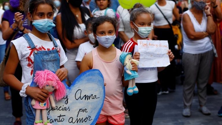 На акции протеста на Тенерифе в прошлую пятницу дети несли кукол и мягкие игрушки в память об Оливии и Анне