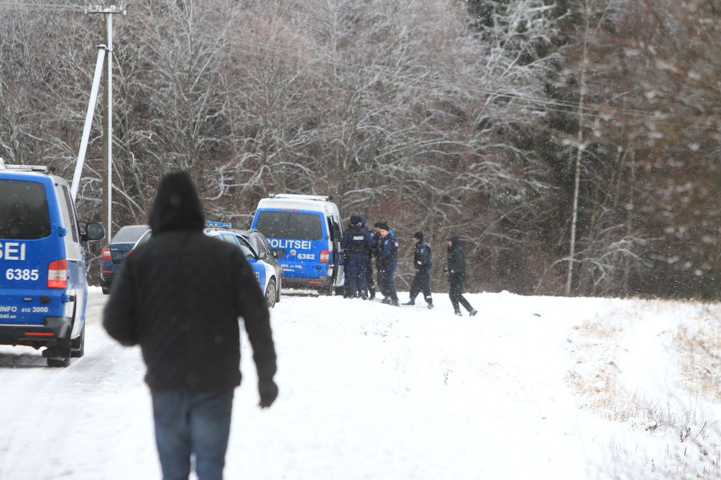 Politsei eriüksus tabas kolm relvastatud meest, kes kahtlustuste järgi kuuluvad Leedu autovaraste grupeeringusse.