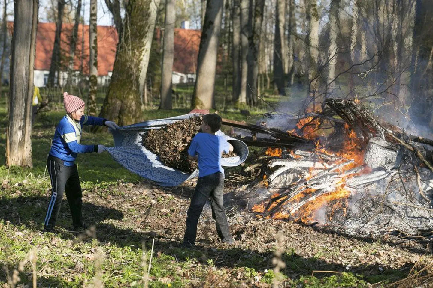 Neljapäeval kogusid talgulised Kärstna mõisa pargis kokku varem mahavõetud võsa ja oksarisu ning põletasid selle koos lehtedega lõkkes.