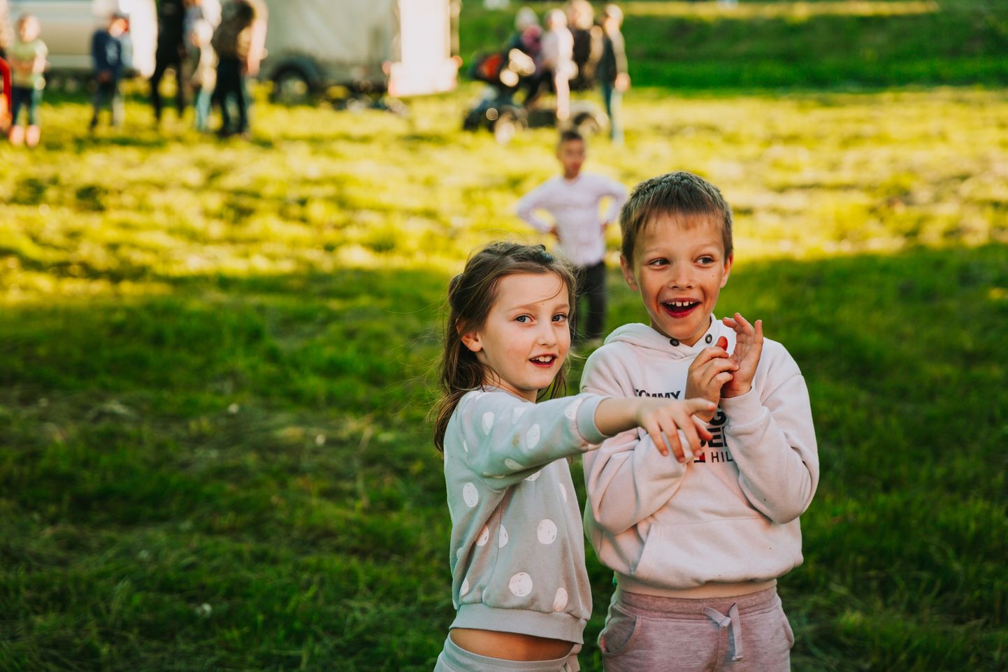Дети на площадке на Эспланаде в Даугавпилсе, откуда взлетали воздушные шары. Праздник города, 4 июня 2022 года