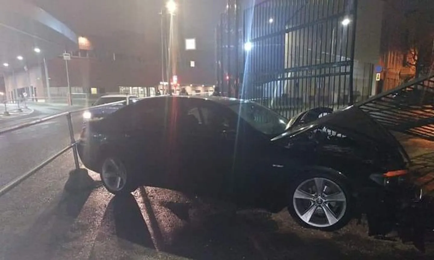 Sõiduauto BMW paiskus läbi Narva piiripunkti värava.