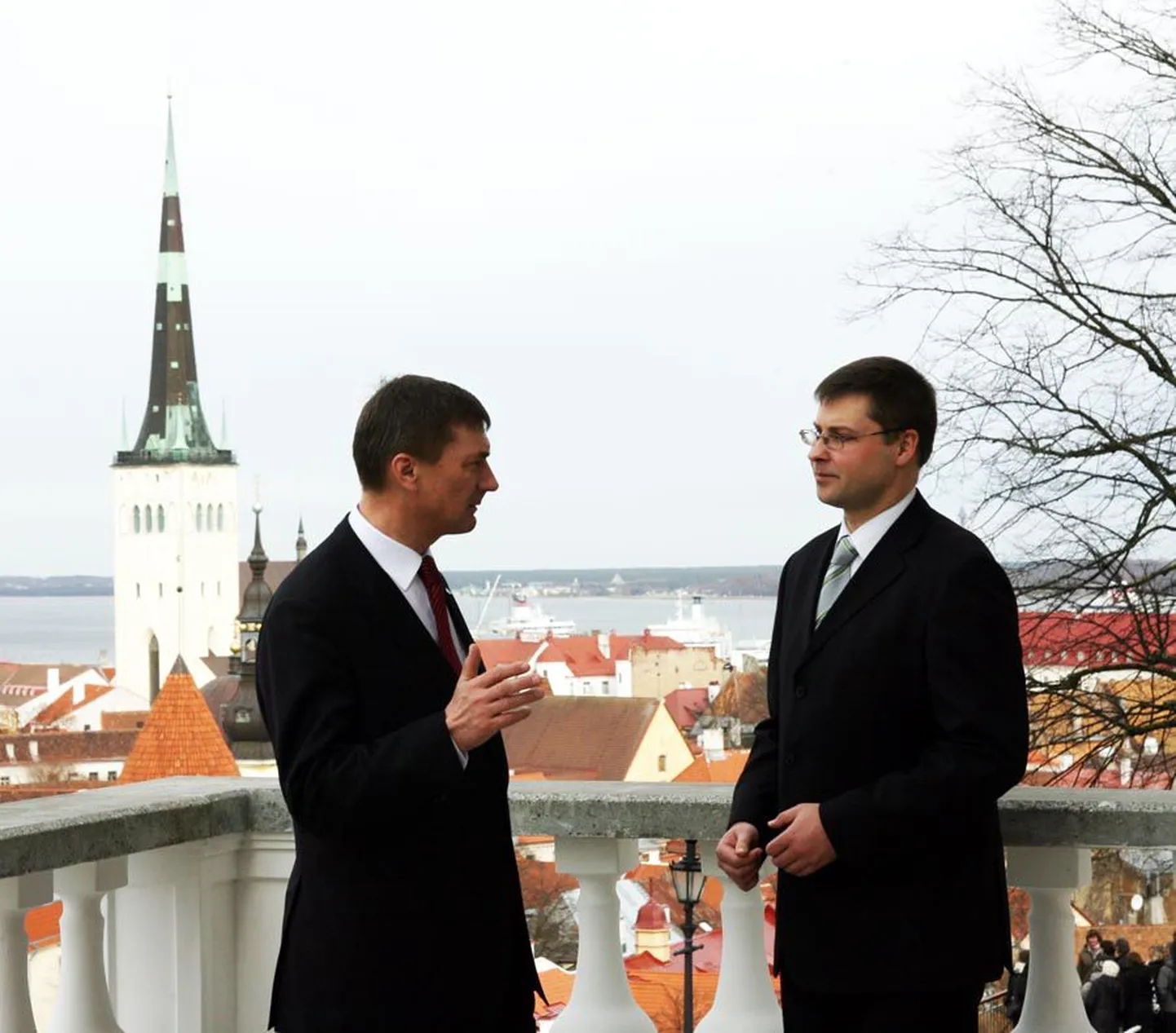 Valdis Dombrovskis koos Andrus Ansipiga 2009. aastal oma esimesel peaministrivisiidil Eestis. Arvatavasti on neil peagi võimalus poseerida uuel samasugusel pildil.