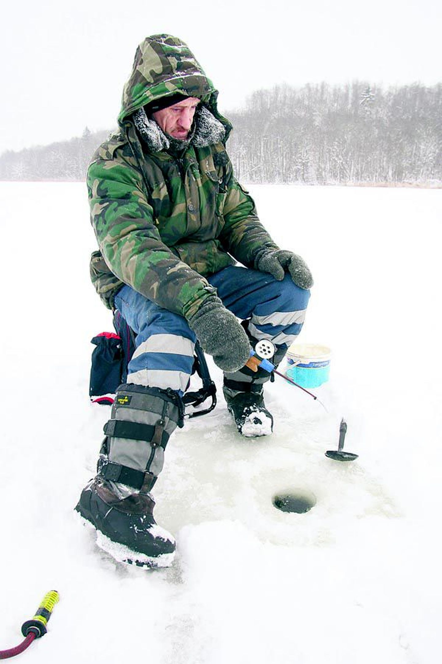 Aleksander Hvalko kalastas eile Viljandi järvel kohas, kus jää paksus küündis 15 sentimeetri ligi.