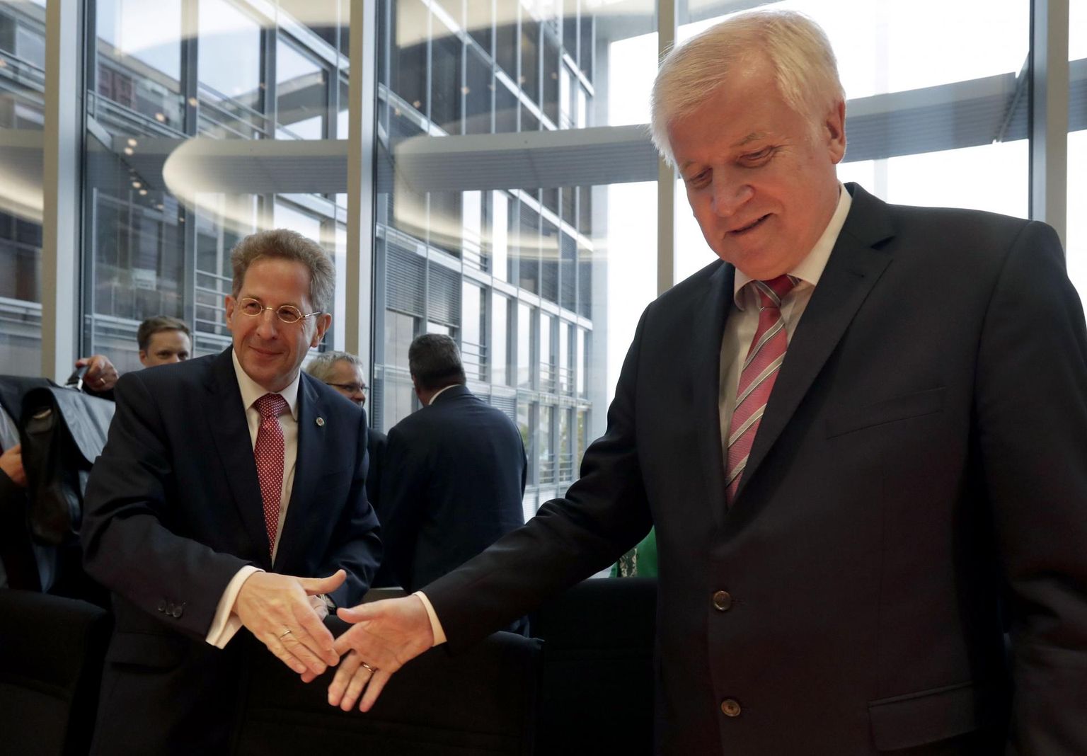 BfV endine juht Hans-Georg Maassen (vasakul) jätkab vastuolulistest väidetest hoolimata siseminister Horst Seehoferi alluvuses siseministeeriumi riigisekretärina.