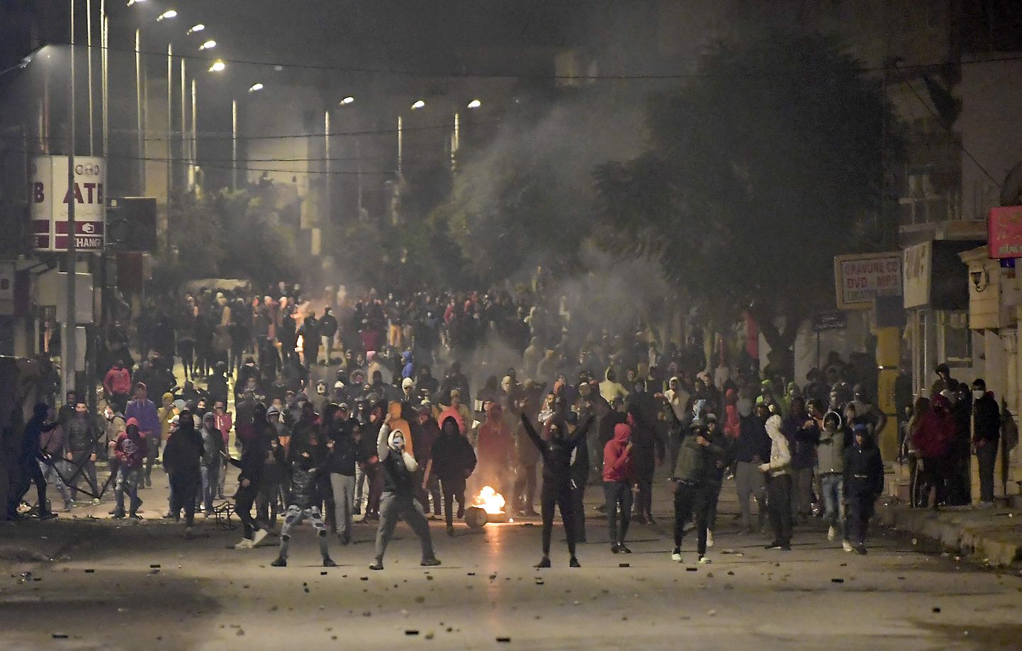 Meeleavaldajad läinud ööl Tunise eeslinnas Ettadhamenis.