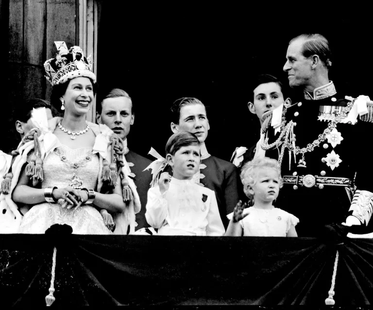 Kuninganna Elizabeth II oma kroonimispäeval 2. juunil 1953. aastal Buckinghami palee rõdul koos prints Charlesi, printsess Anne'i ning oma abikaasa prints Philipi, Edinburghi hertsogiga.