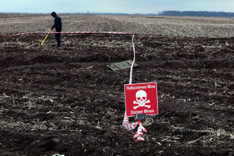 Ukraina pealinna Kiievi lähedased alad puhastatakse Vene väeüksuste jäetud miinidest. Väljas on hoiatussildid ja -lindid