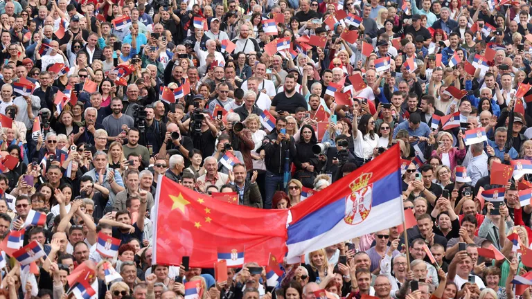 Сербы собрались лицезреть Си и Вучича на балконе дворца в Белграде. Вучич сказал толпе про Си: «Такого уважения и любви, как у нас в Сербии, он не встретит нигде».